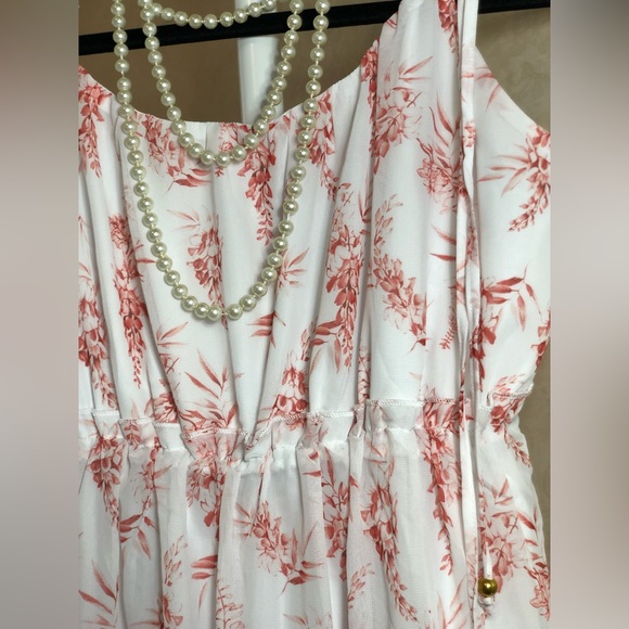 White dress with red detail. Adjustable tie straps with gold accent beads. - Picture 5 of 8